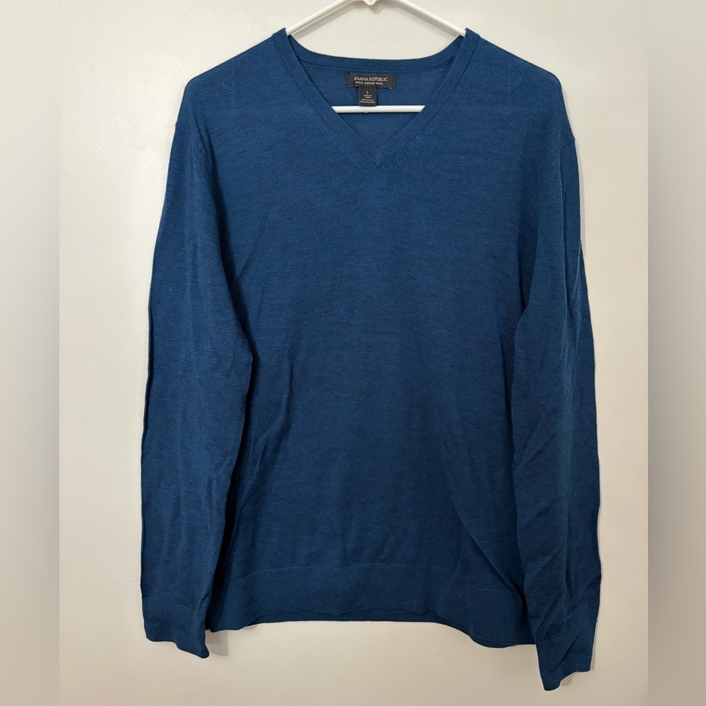 100% Merino Wool Men's Blue Classic V-Neck Sweater Quiet Luxury